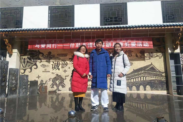 与爱同行，博士有成助力贫困山区小学，让每个孩子都用上新书包