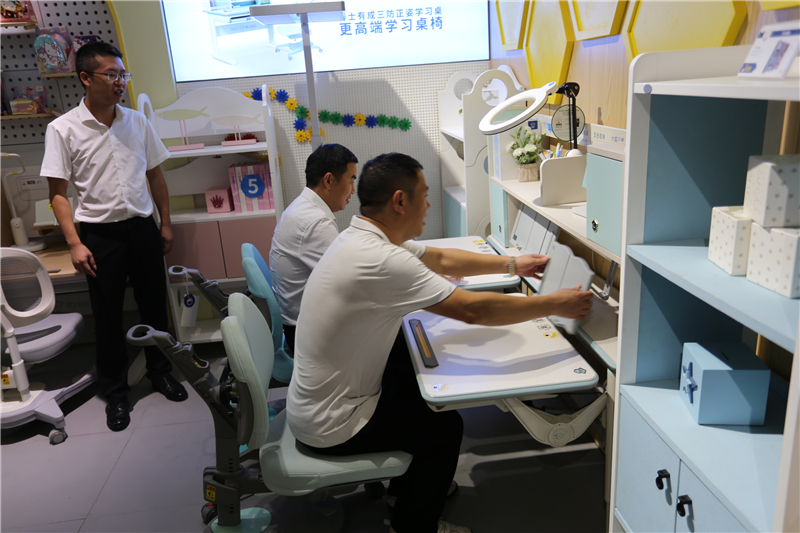 达州市达川区委副书记、区长唐令彬一行体验博士有成子母学习桌